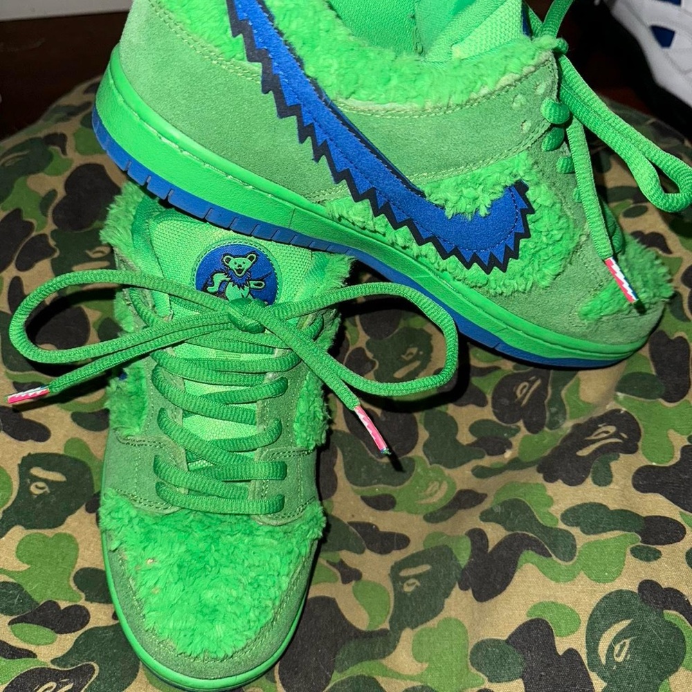 Pre-loved sold as is Nike SB Dunk - Grateful Dead green